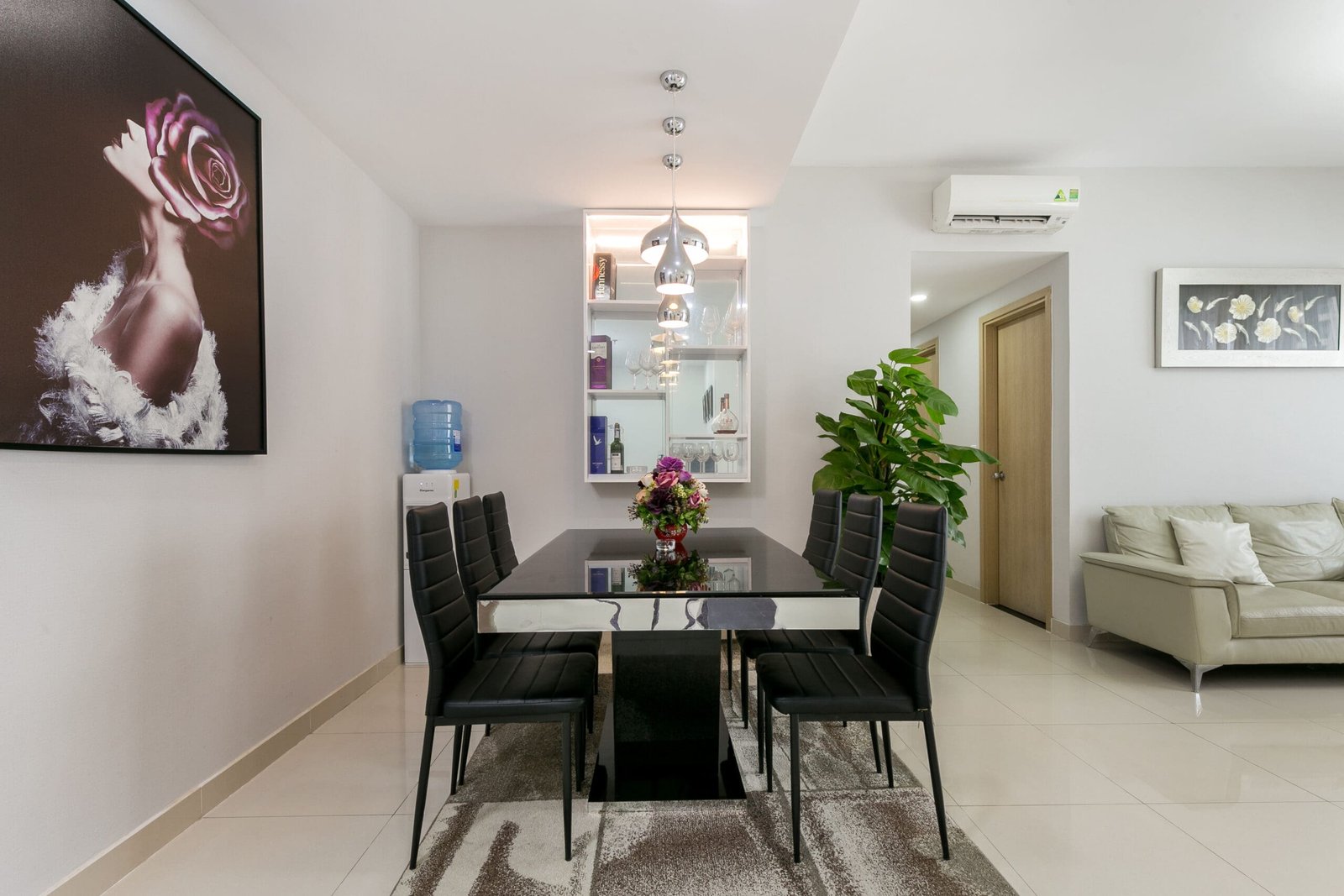 Bàn ăn 6 ghế trong căn hộ 3 phòng ngủ RiverGate Residence