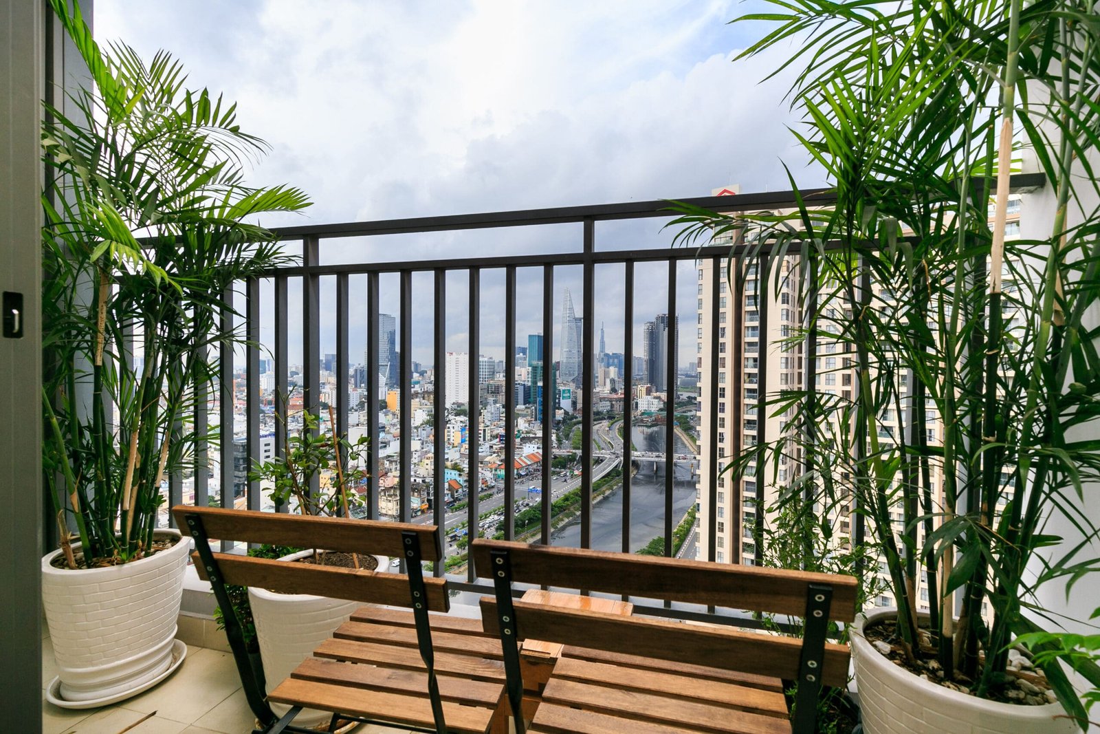 Ban công view kênh Bến Nghé và thành phố căn hộ 3 phòng ngủ RiverGate Residence