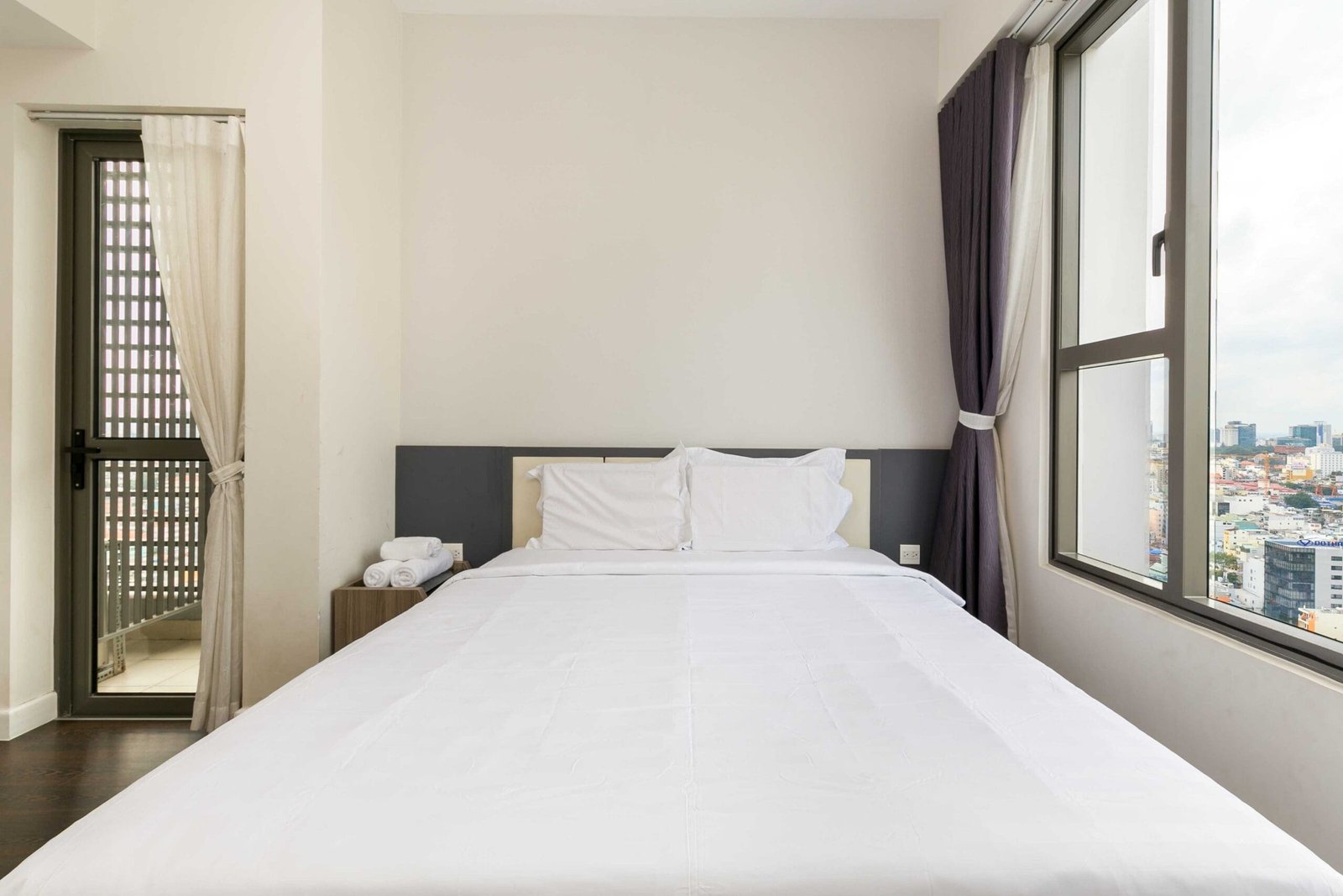 Không gian phòng ngủ trong căn hộ 3 phòng ngủ RiverGate Residence