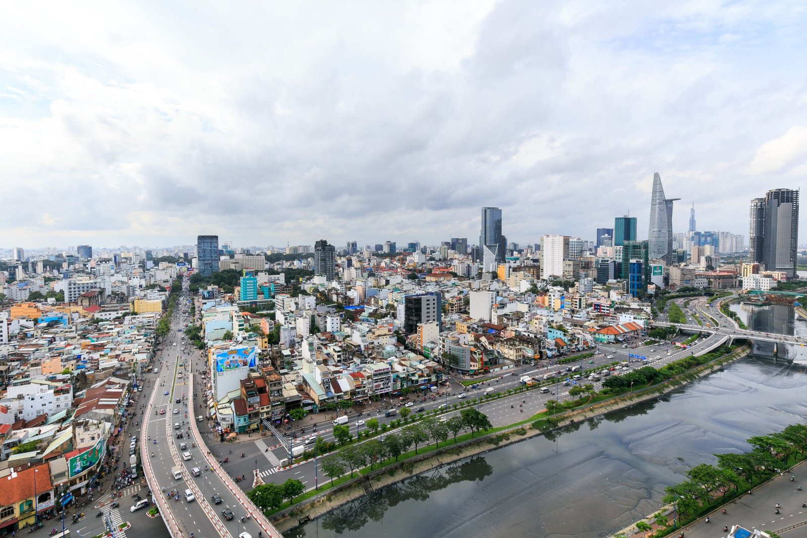 View thành phố từ ban công căn hộ 3 phòng ngủ RiverGate Residence