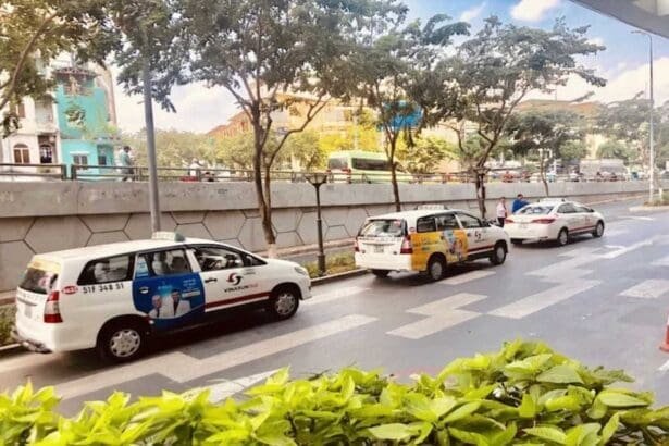 Dịch vụ GrabCar và Taxi luôn sẵn sàng 24/7 trước sảnh RiverGate Residence Quận 4, hỗ trợ di chuyển nhanh chóng trong thành phố