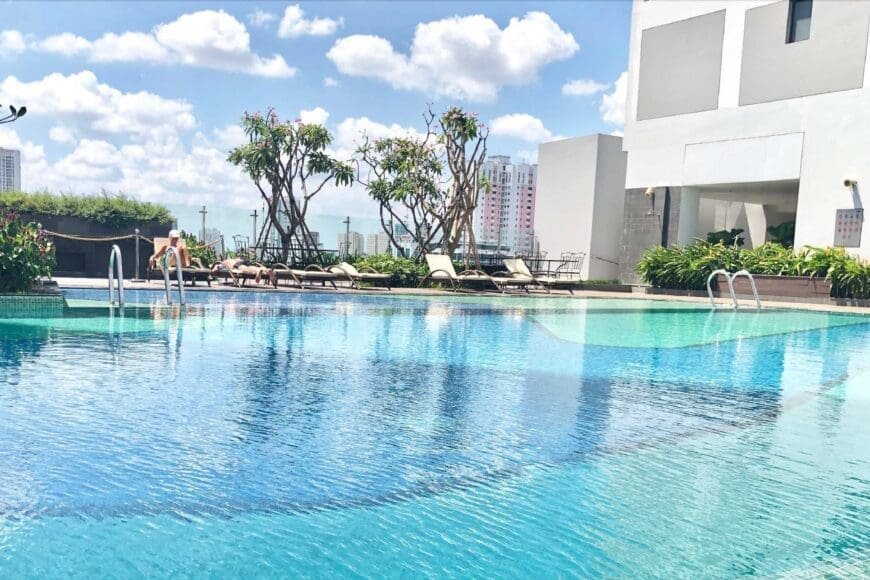 Hình ảnh hồ bơi ngoài trời tại RiverGate Residence Quận 4, rộng rãi, sạch đẹp, nhìn ra thành phố và bờ sông
