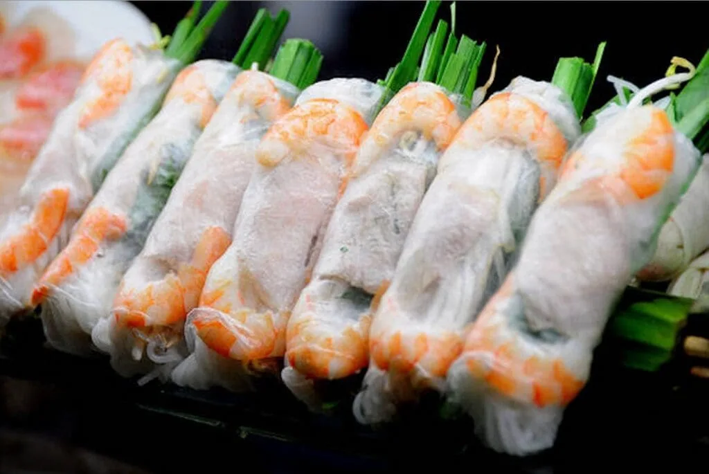 Fresh Vietnamese spring rolls (Gỏi Cuốn) with shrimp, pork, vermicelli, and herbs, served at Ben Thanh Market in Ho Chi Minh City.