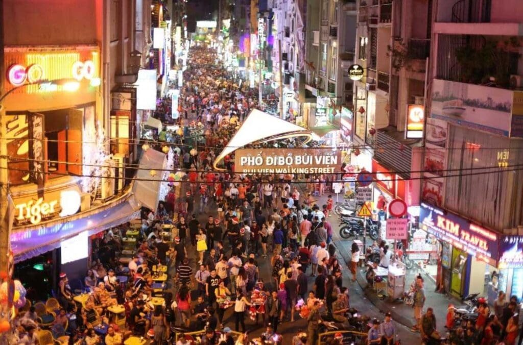 Phố đi bộ Bùi Viện về đêm đông đúc, ngập tràn ánh đèn và du khách tại trung tâm Quận 1, TP.HCM