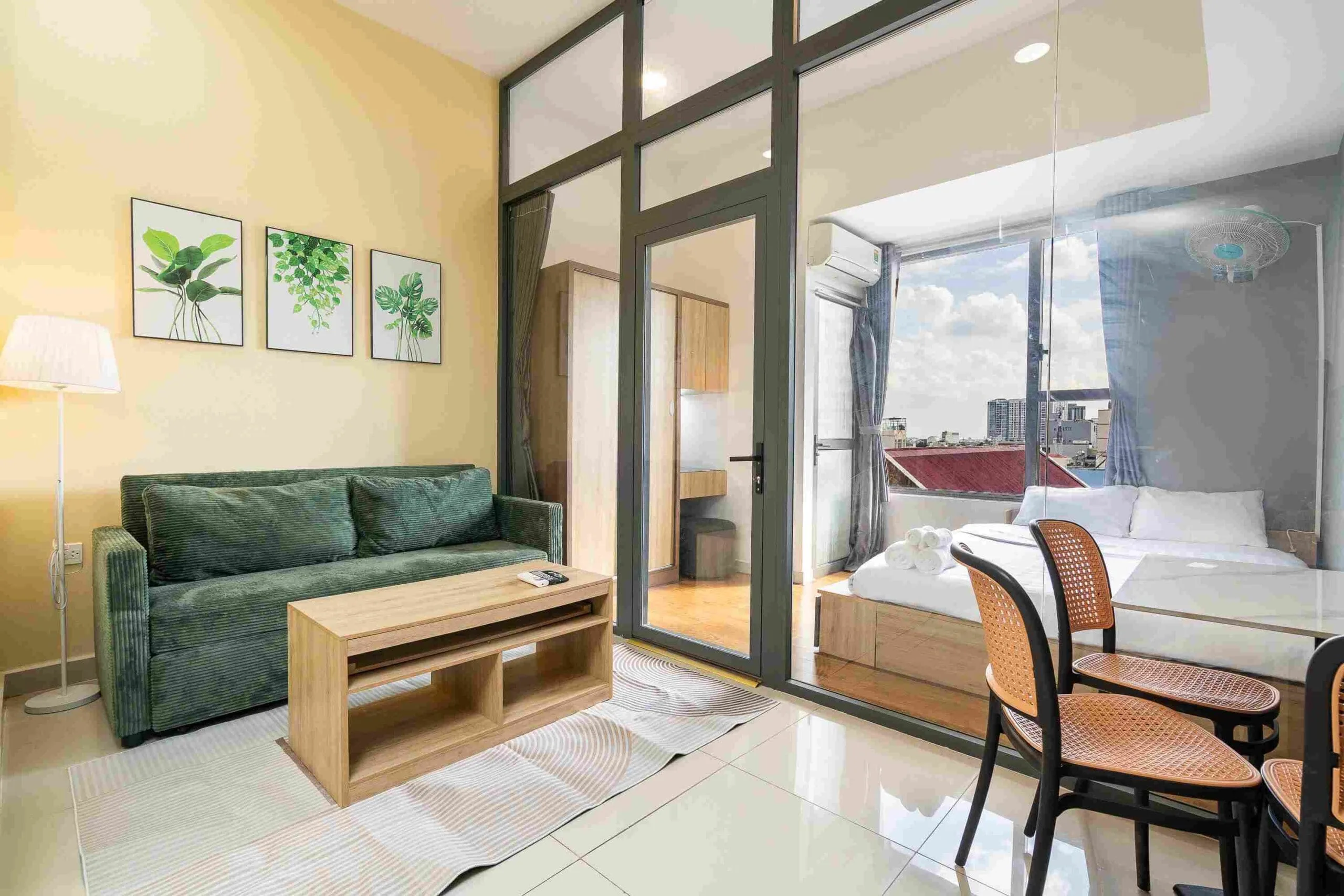 Căn hộ Studio 30m² tại RiverGate Residence, thiết kế hiện đại, có giường đôi, sofa, bàn ăn và ban công thoáng sáng – lựa chọn lý tưởng cho Việt kiều về nước ngắn hạn hoặc công tác.