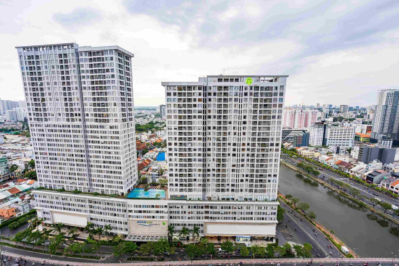 Toàn cảnh RiverGate Residence tại Quận 4, TP.HCM – căn hộ cao cấp, vị trí trung tâm, view sông Bến Nghé, được nhiều Việt Kiều lựa chọn khi về thăm quê.