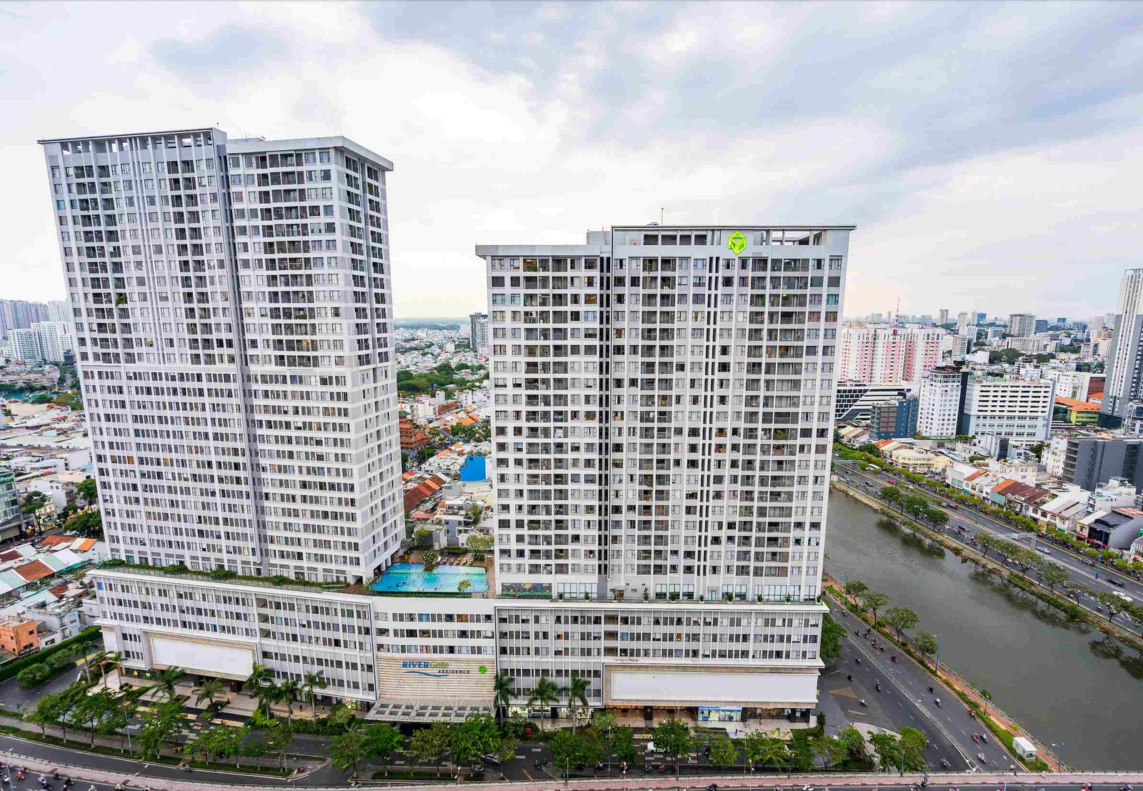 Toàn cảnh RiverGate Residence tại Quận 4, TP.HCM – khu căn hộ cao cấp ven sông Bến Nghé, vị trí trung tâm chỉ cách Quận 1 vài phút di chuyển