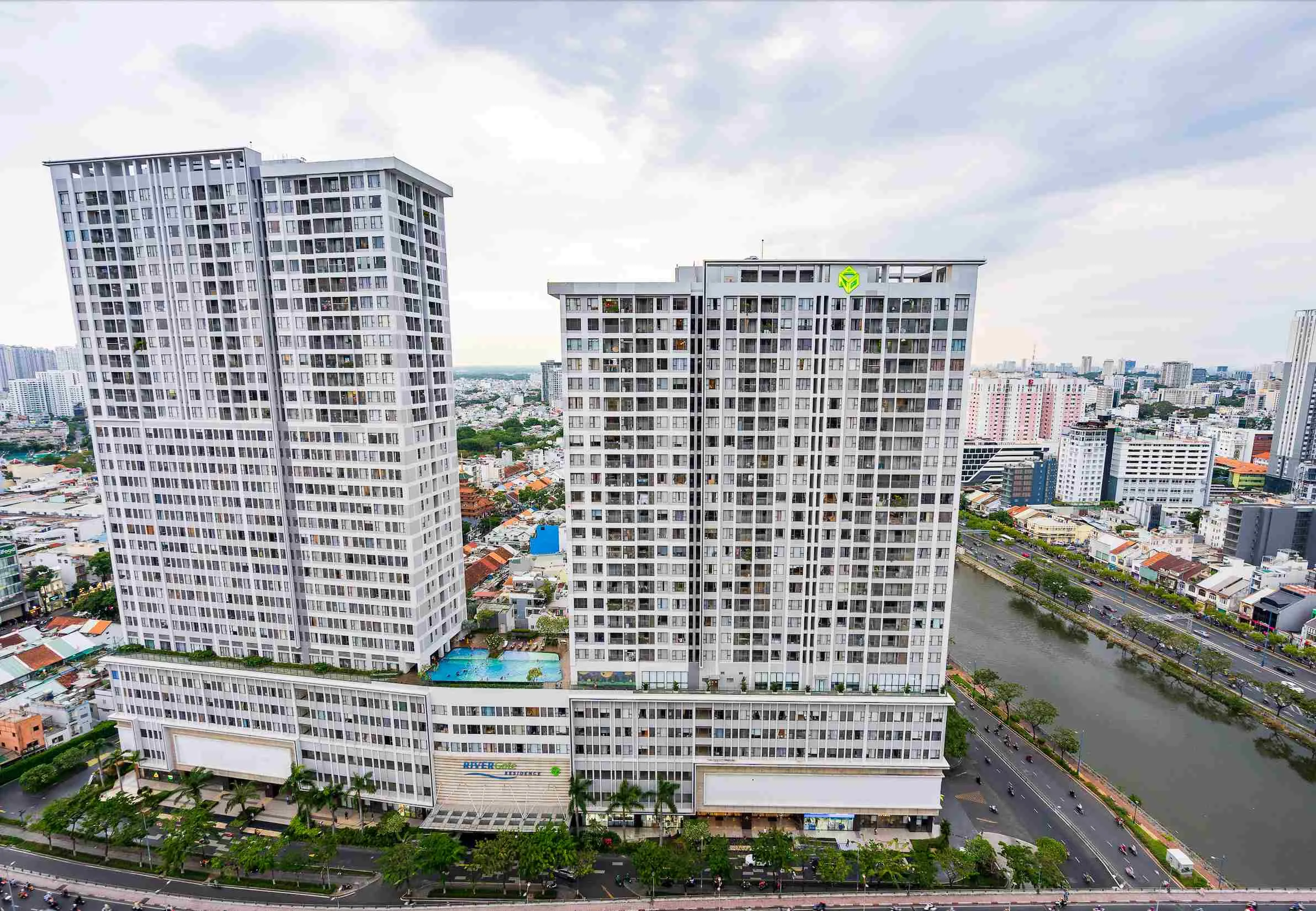 Toàn cảnh RiverGate Residence tại Quận 4, TP.HCM – khu căn hộ cao cấp ven sông Bến Nghé, vị trí trung tâm chỉ cách Quận 1 vài phút di chuyển
